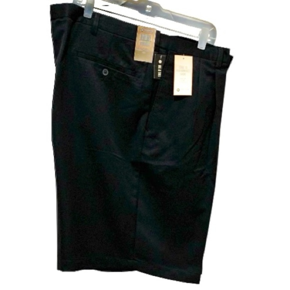 SHORTS COOL 18.
PERFORMANCE
COMFORT WAIST 46 W
NO IRON
MOISTURE WICKING
HAGGAR